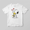 Mockup de polera Snoopy abrazando a Woodstock